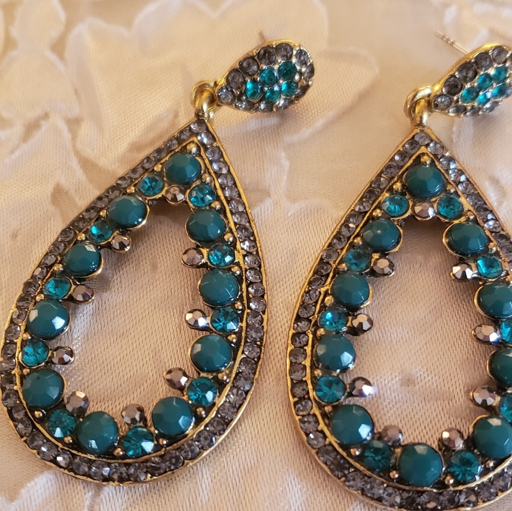 NEW, Stunning Pierced Earrings - Picture 2 of 3